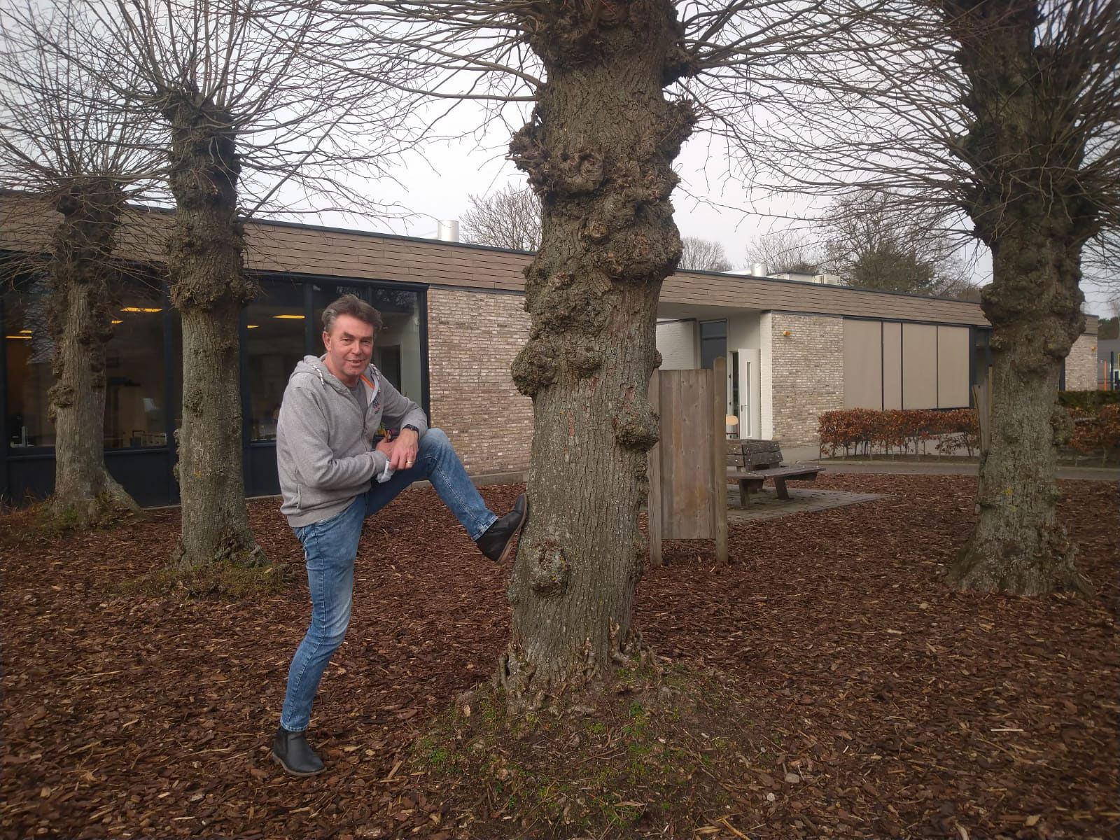Door de bomen de bieb niet meer zien… Dorpsgoed Door de bomen de bieb niet meer zien… Dorpsgoed